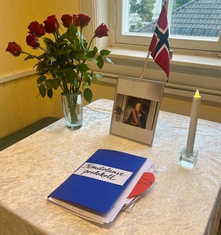 en bok og et lys på et bord