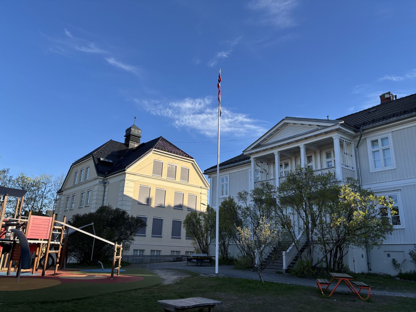 en flaggstang foran en bygning