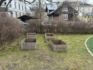 en gruppe steingravsteiner i et gressområde med en bygning i bakgrunnen