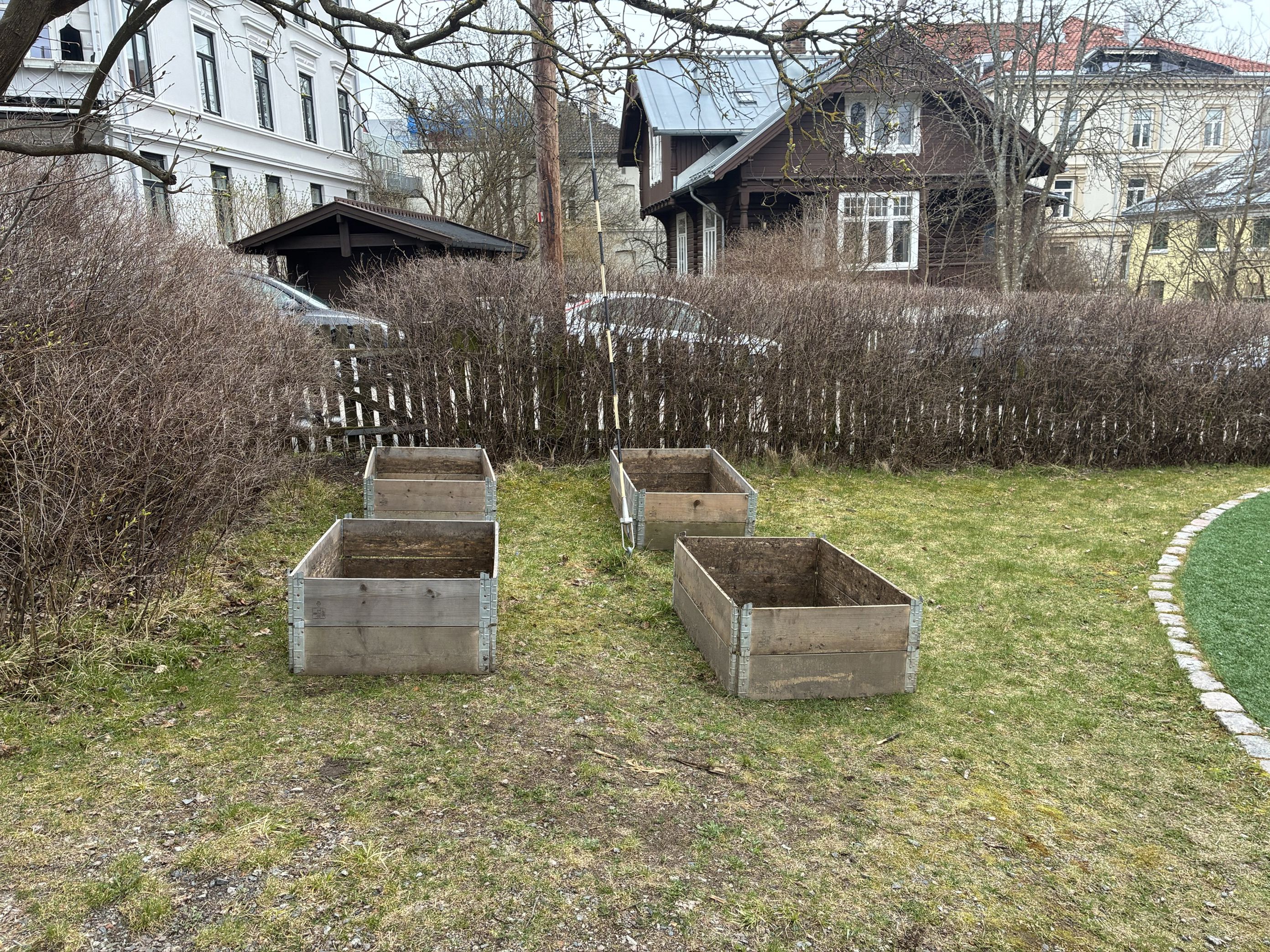 en gruppe steingravsteiner i et gressområde med en bygning i bakgrunnen en gruppe steingravsteiner i et gressområde med en bygning i bakgrunnen