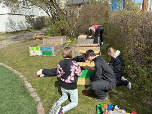 En gruppe mennesker utenfor