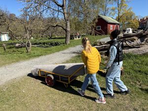 et par personer som skyver en vogn