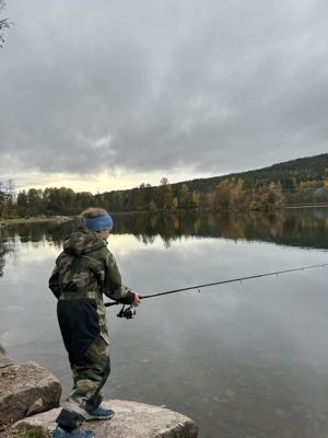 en person som fisker på en innsjø