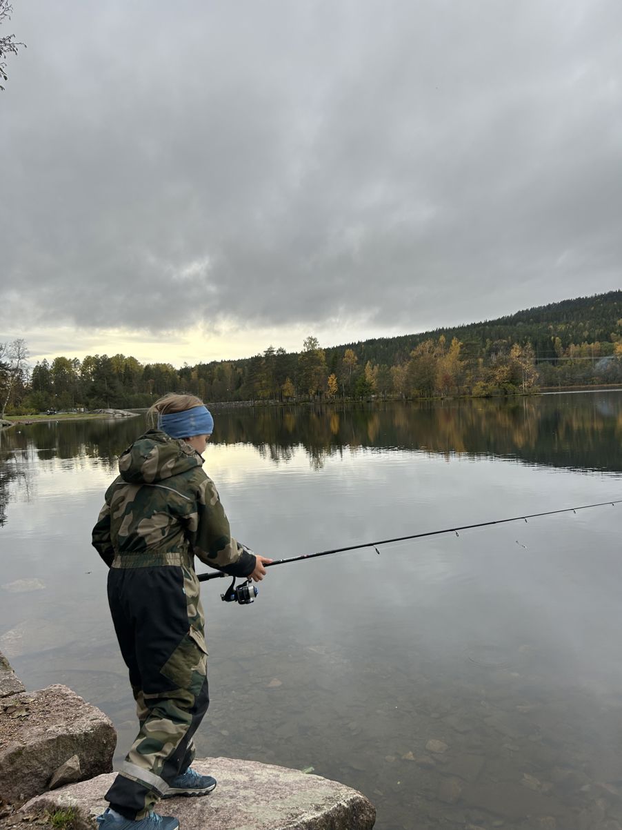 en person som fisker på en innsjø en person som fisker på en innsjø