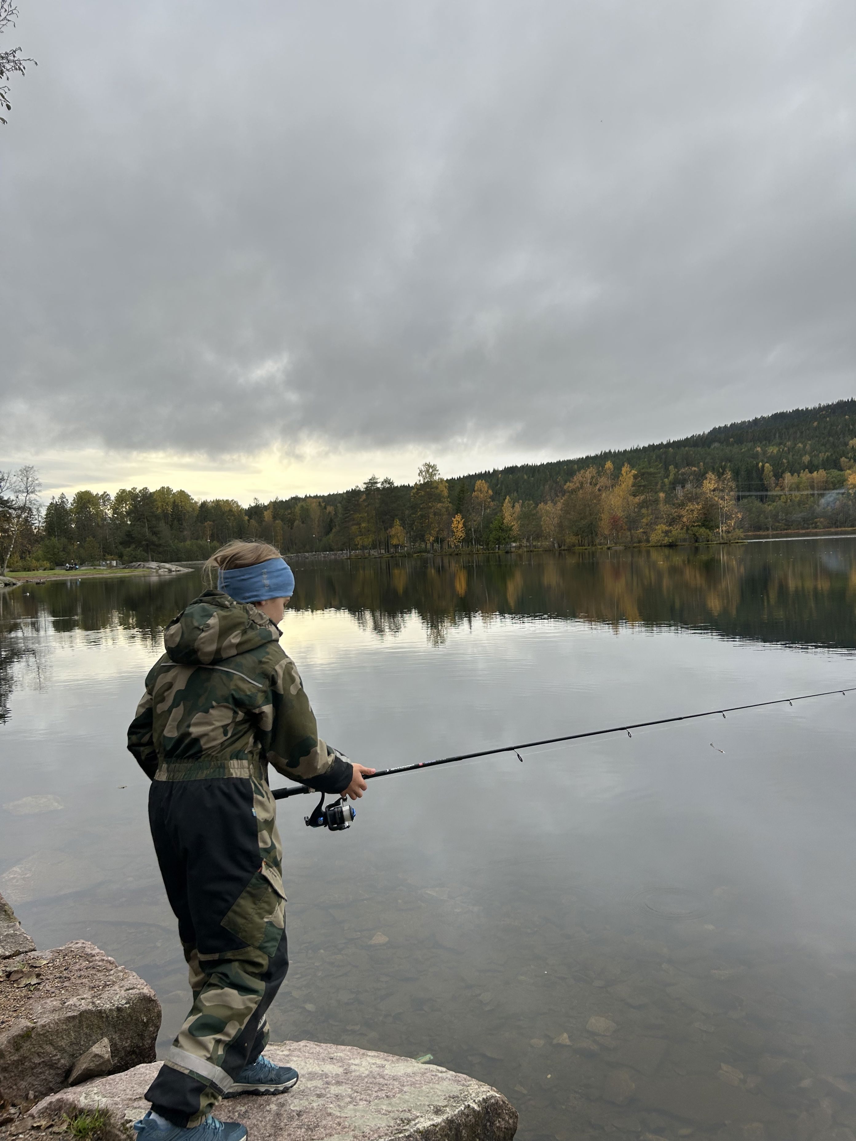 en person som fisker på en innsjø en person som fisker på en innsjø