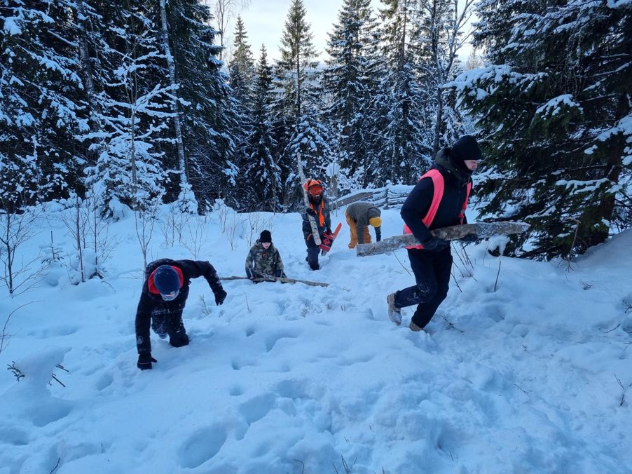 En gruppe mennesker som står på ski på snøen En gruppe mennesker som står på ski på snøen