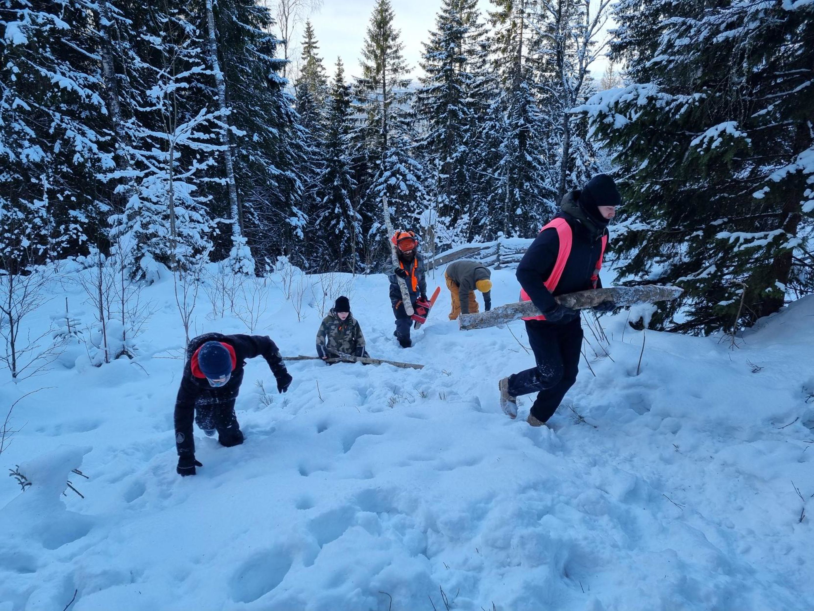 En gruppe mennesker som står på ski på snøen En gruppe mennesker som står på ski på snøen