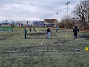 en gruppe mennesker som spiller fotball