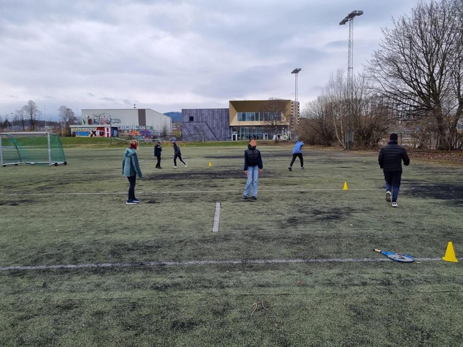 en gruppe mennesker som spiller fotball en gruppe mennesker som spiller fotball